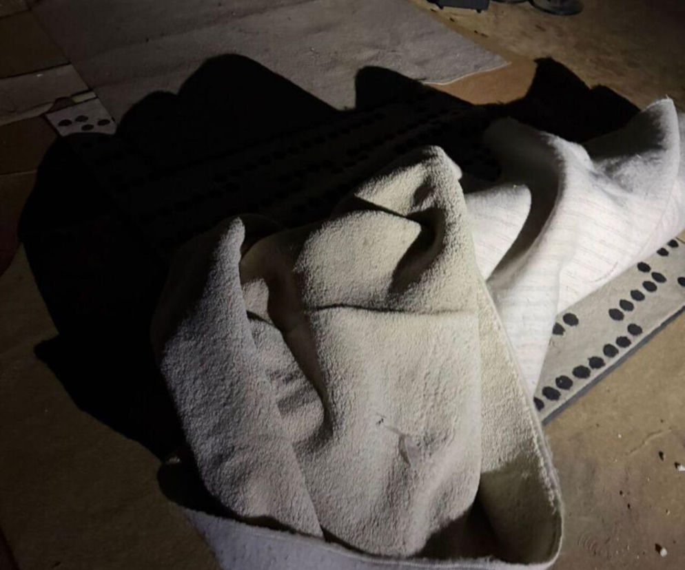 Sceny jak z komedii pod Warszawą. Poszukiwany 30-latek udawał dywan