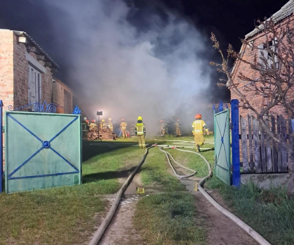 Groźny pożar budynku w Teklimyśli. Tuż przy stodole ze słomą