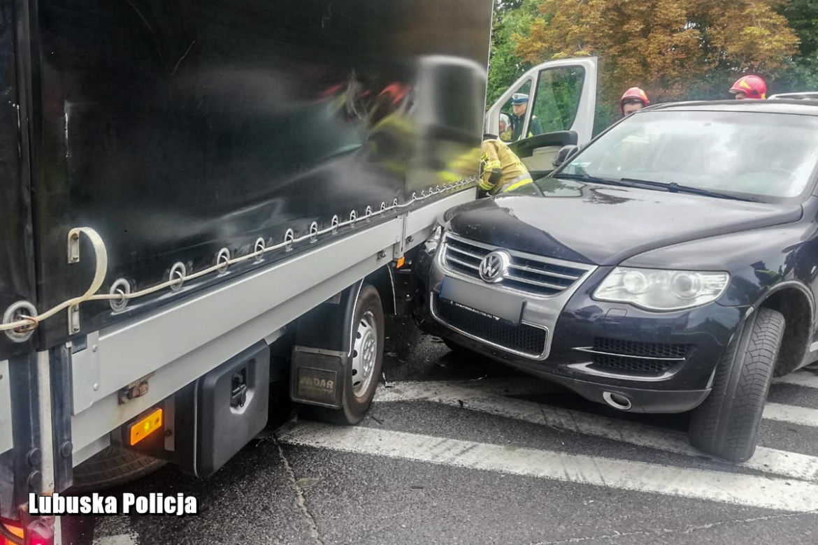 Lubuskie. Dron nagrał przerażający wypadek! Audi i bus zderzyły się na DK nr 32 [WIDEO, ZDJĘCIA]