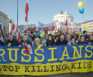 Warszawa. Manifestacja pod hasłem: Matki wołają przestańcie strzelać do dzieci!