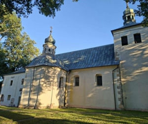 Dziś to mała wieś w Świętokrzyskiem. Tędy przed wiekami docierały towary, wieści i chrześcijaństwo