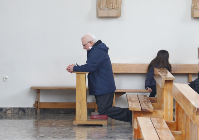 Wiosenny Lech Wałęsa na wielkanocnej mszy