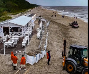 Wakacyjny dramat nad morzem. Restauratorzy usypują wały ochronne