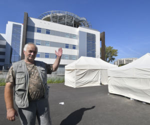 Śmigłowiec wywieje im bazarek? Sprzedawcy nie odpuszczą 