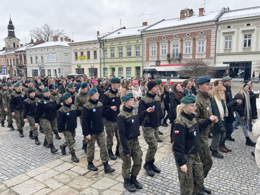 Maturzyści zatańczyli na Rynku poloneza