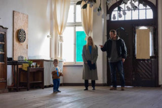 „Pierwsza miłość” odc. 4145 streszczenie. Mateusz pokazuje Emilce ich nowe gniazdko. Romantyczny nastrój psuje mu tylko płacz dziecka