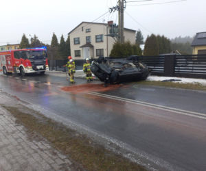 21-latek pędził luksusowym Infiniti na złamanie karku. Dachował i może mówić o dużym szczęściu