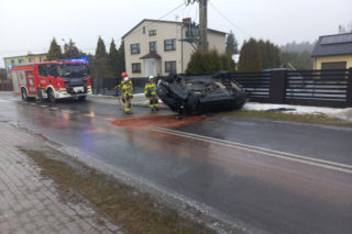 21-latek pędził luksusowym Infiniti na złamanie karku. Dachował i może mówić o dużym szczęściu