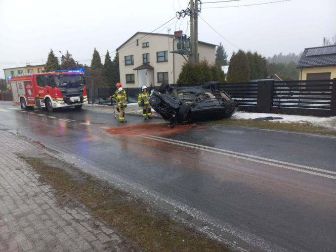 21-latek pędził luksusowym Infiniti na złamanie karku. Dachował i może mówić o dużym szczęściu