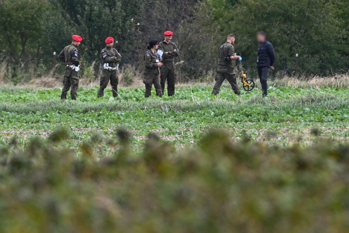 Służby pracują w Choinach w pow. świdnickim. Znaleziono tam szczątki rakiety