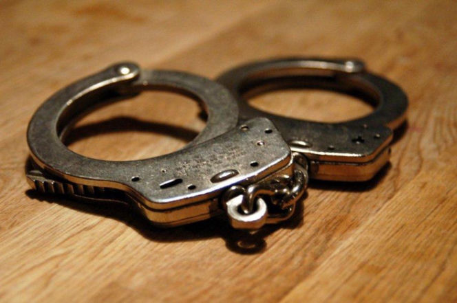 Zaatakował ratownika medycznego i policjantów. Grożą mu trzy lata za kratami