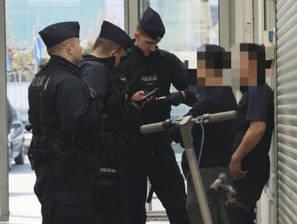 9 osób zatrzymanych, w tym 6, wobec których wszczęto procedurę wydalenia z Polski - to bilans akcji policji w centrum handlowym w Wólce Kosowskiej