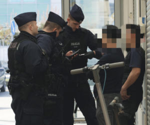 9 osób zatrzymanych, w tym 6, wobec których wszczęto procedurę wydalenia z Polski - to bilans akcji policji w centrum handlowym w Wólce Kosowskiej