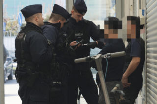 9 osób zatrzymanych, w tym 6, wobec których wszczęto procedurę wydalenia z Polski - to bilans akcji policji w centrum handlowym w Wólce Kosowskiej