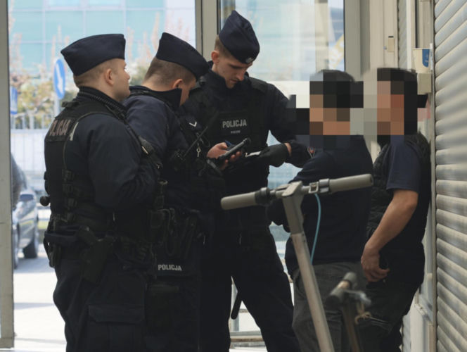 9 osób zatrzymanych, w tym 6, wobec których wszczęto procedurę wydalenia z Polski - to bilans akcji policji w centrum handlowym w Wólce Kosowskiej