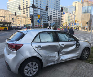 Dwa auta zderzyły się przy rondzie ONZ, jeden dachował
