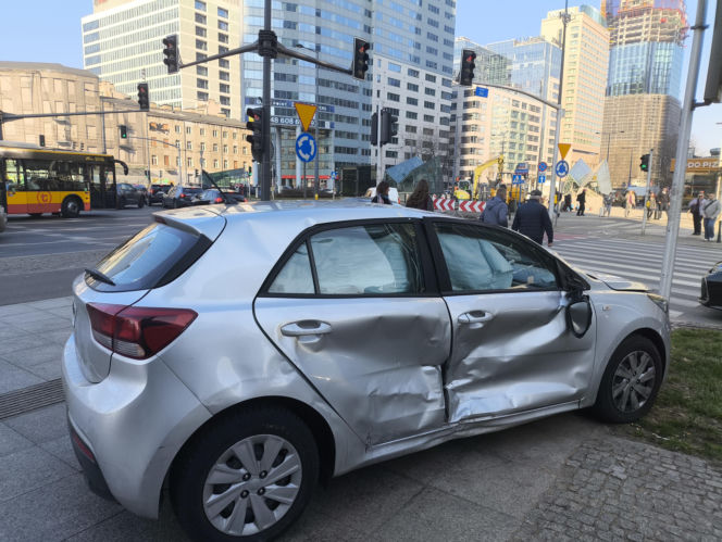 Dwa auta zderzyły się przy rondzie ONZ, jeden dachował