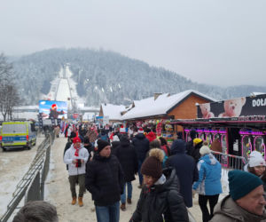 Tłumy kibiców pod Wielką Krokwią w Zakopanem