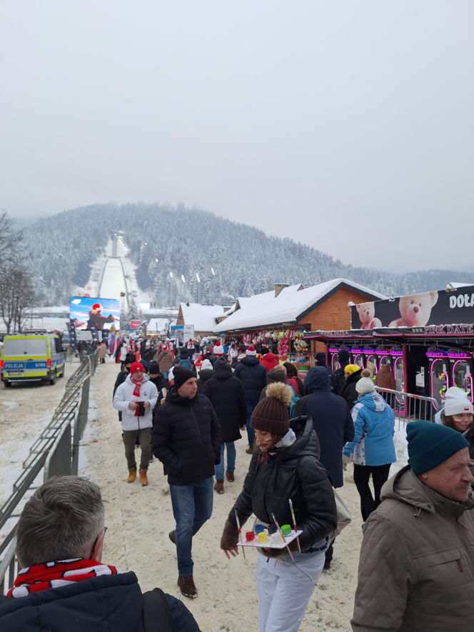 Tłumy kibiców pod Wielką Krokwią w Zakopanem