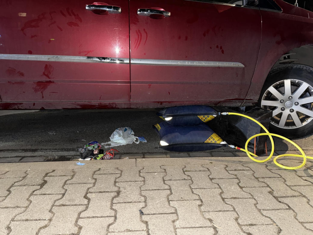 17-latka potrącona i przeciągnięta pod kołami samochodu. Dramatyczny wypadek w Konstancinie-Jeziornie