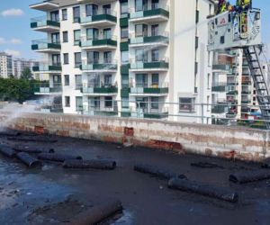 Pożar styropianu na dachu bloku w Kielcach