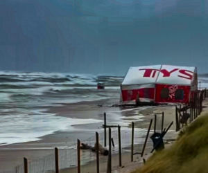 Wakacyjny dramat nad morzem. Restauratorzy usypują wały ochronne