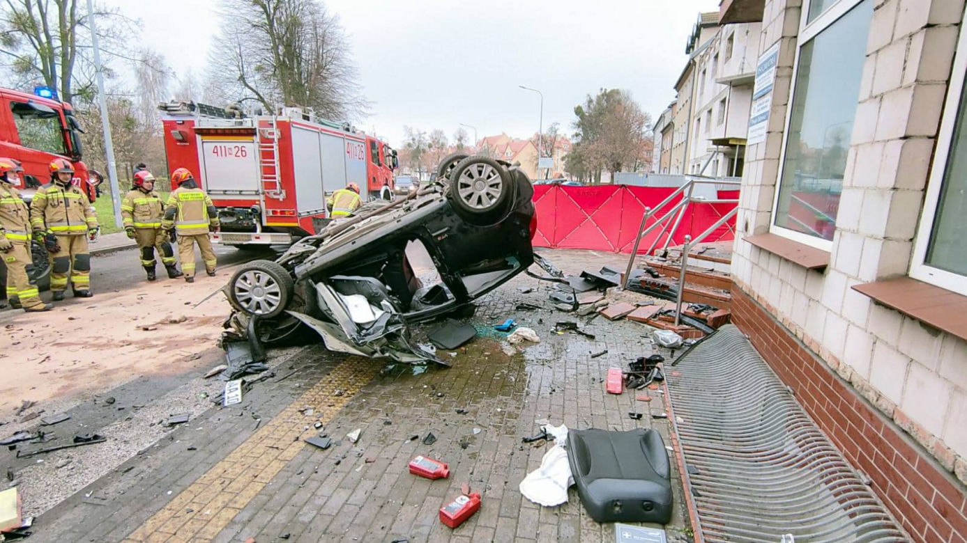  Braniewo. 27-letni kierowca uderzył w budynek apteki