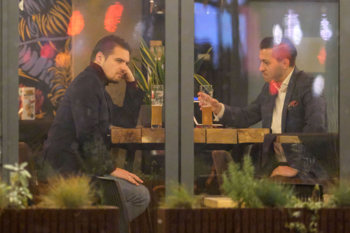 Jan Strzeżek i Michał Wypij. Piją za zdrowie Gowina