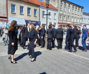 Polonez maturzystów z I LO na rynku w Ostrzeszowie