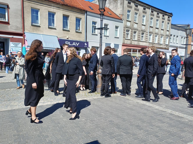 Polonez maturzystów z I LO na rynku w Ostrzeszowie
