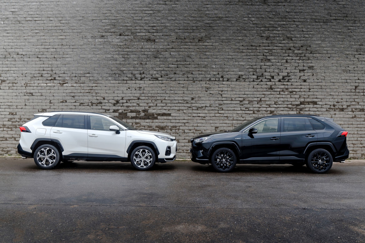 Suzuki Across Plug-in Hybrid i-AWD e-CVT Elegance & Toyota RAV4 Hybrid i-AWD e-CVT Black Edition by JBL