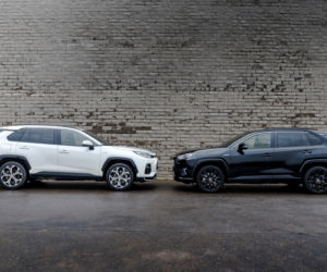 Suzuki Across Plug-in Hybrid i-AWD e-CVT Elegance & Toyota RAV4 Hybrid i-AWD e-CVT Black Edition by JBL
