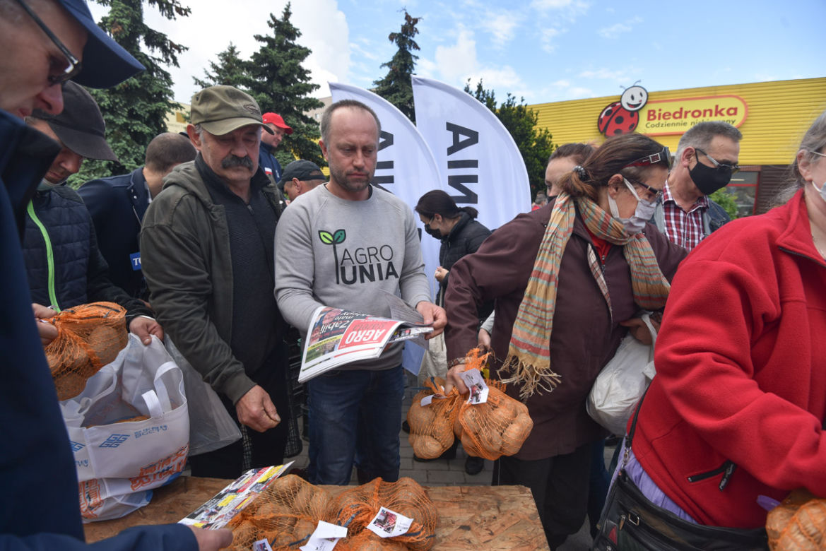 Nietypowy protest Agrounii. Rolnicy rozdawali ziemniaki w Toruniu