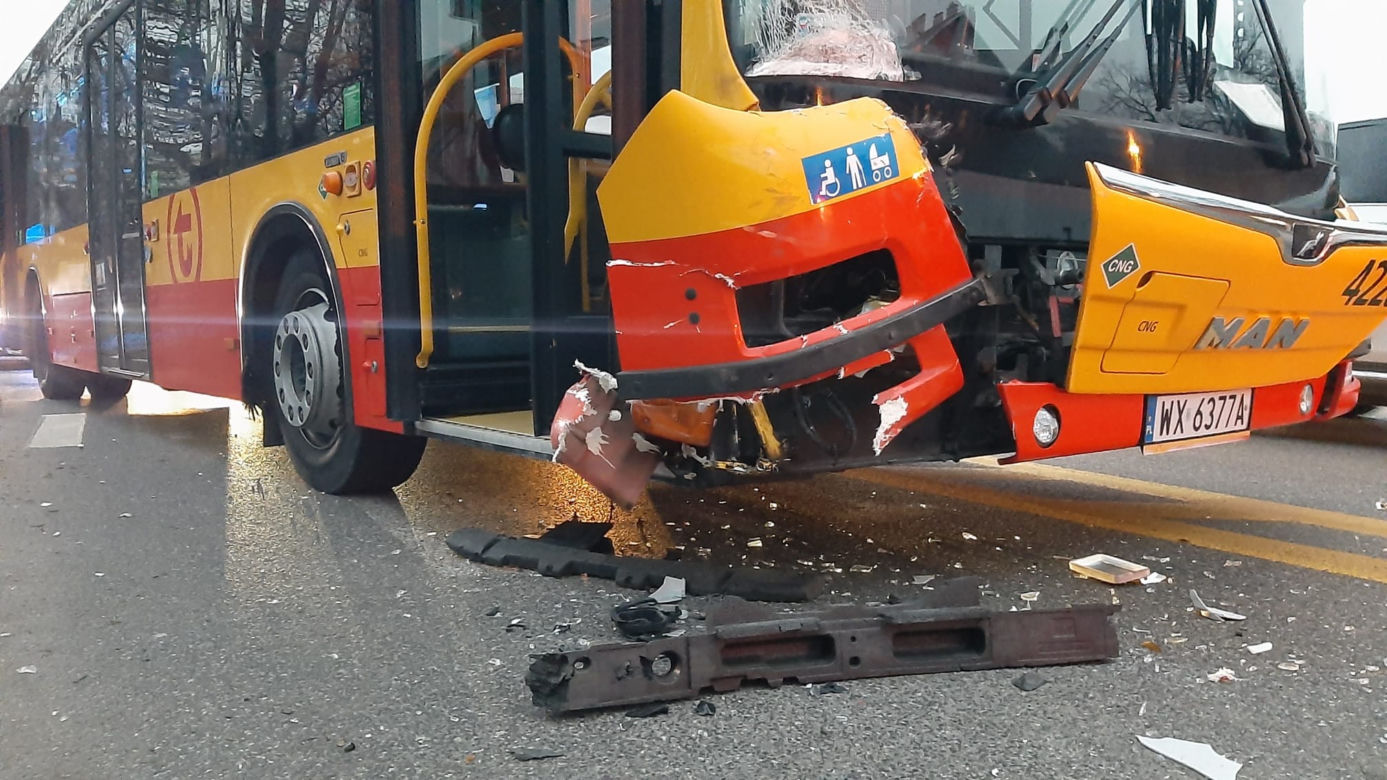 Czarna seria w Warszawie. Kolejny wypadek autobusu miejskiego! Są ranni