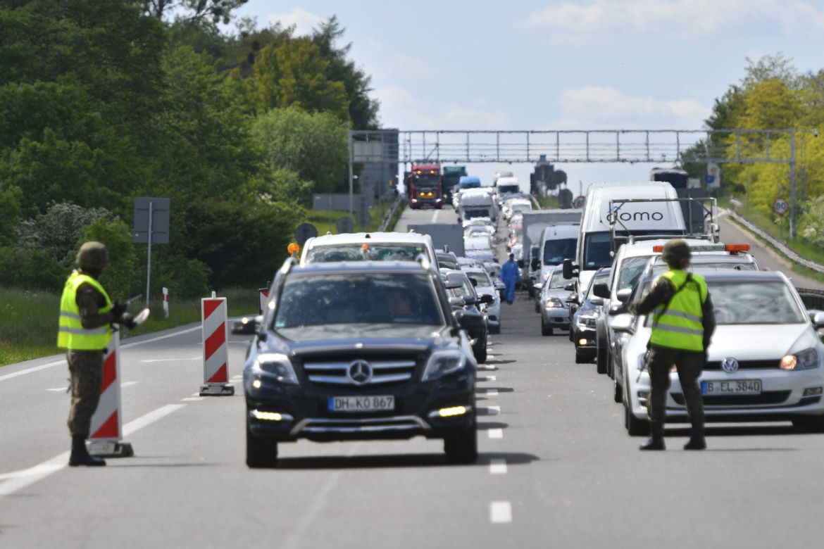 Ogromne korki na autostradzie prowadzącej do przejścia w Kołbaskowie