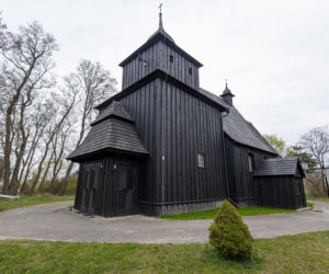 Policjanci pod kościołem w Wierzenicy pilnują świątynię