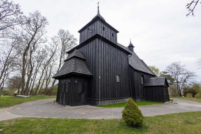 Policjanci pod kościołem w Wierzenicy pilnują świątynię