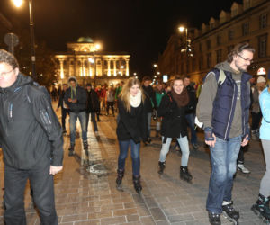 Nightskating. Warszawiacy przejechali stolicę na rolkach [Zdjęcia]