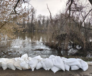 Przekroczenie poziomu alarmowego na Wkrze - sytuacja w piątek
