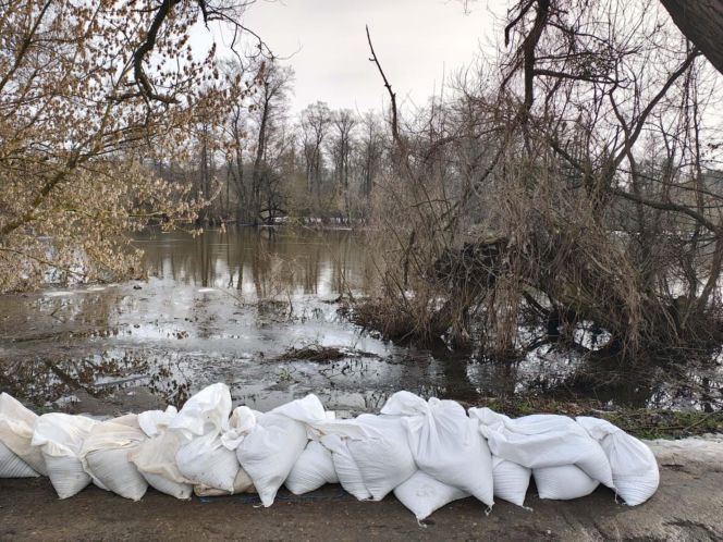 Przekroczenie poziomu alarmowego na Wkrze - sytuacja w piątek