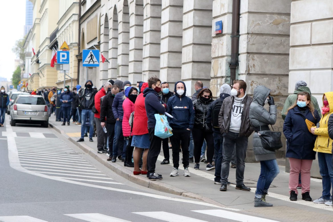 Szczepienia na Bankowym. Wszyscy w tłumie wierzą, że zostaną zaszczepieni