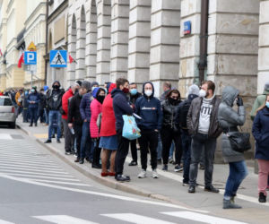 Gigantyczna kolejka do szczepień bez rejestracji. Plac Bankowy
