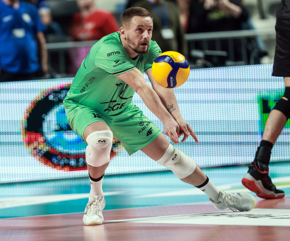 Siatkarz Damian Wojtaszek w zielonym stroju odbija piłkę oburącz dołem. O meczu z Aluronem przeczytasz na SE Supersport.
