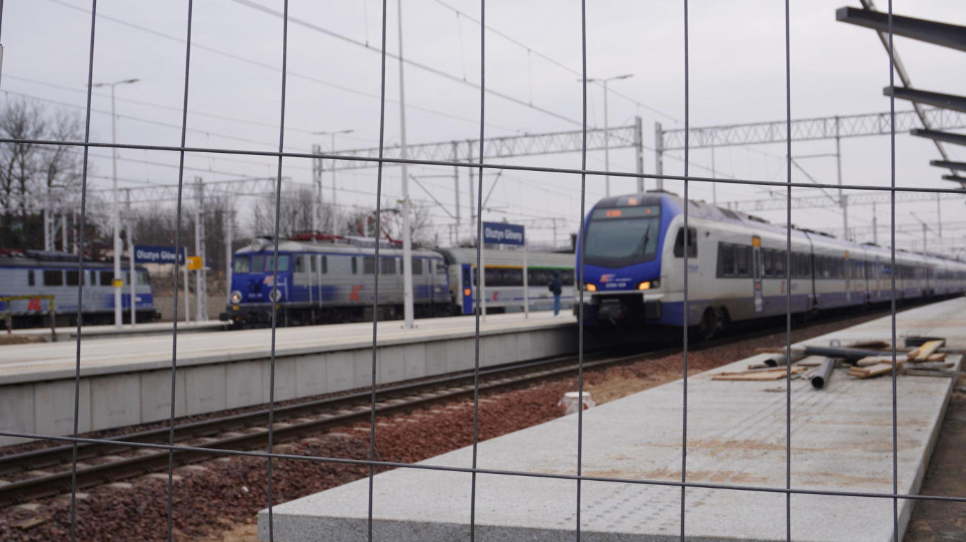 Dworzec Olsztyn Główny coraz bliżej. Postępują prace przy budynku oraz na peronach