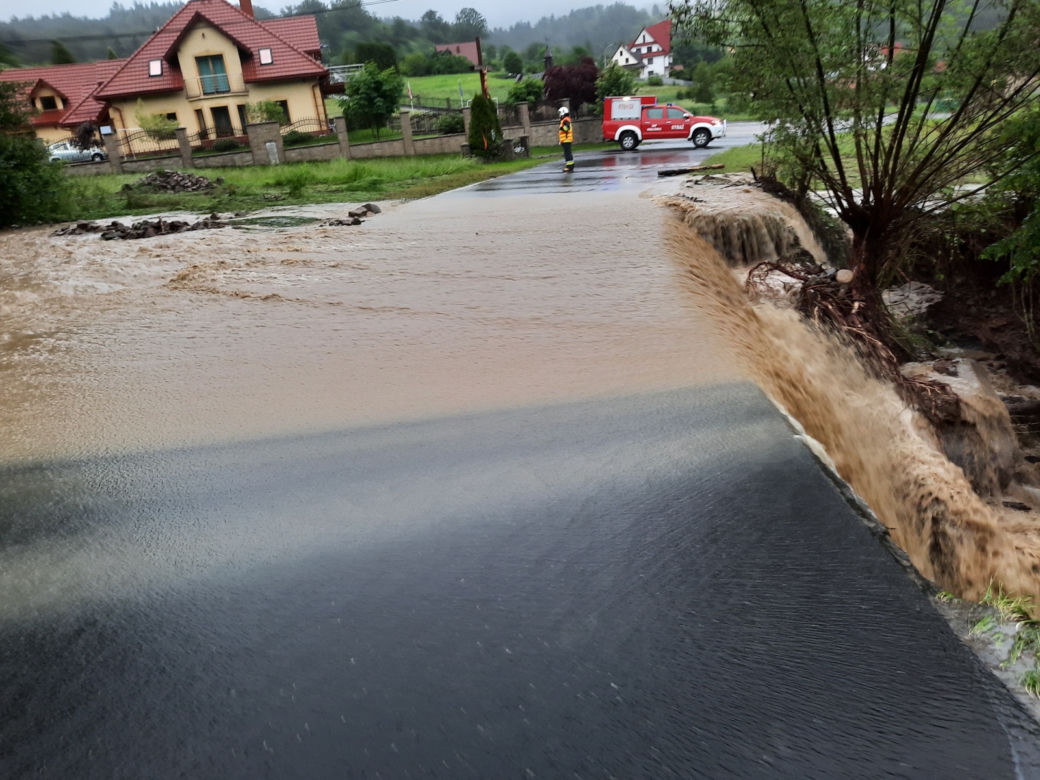 Węglówka. Górski potok porwał drogę! Ogromna skala zniszczeń