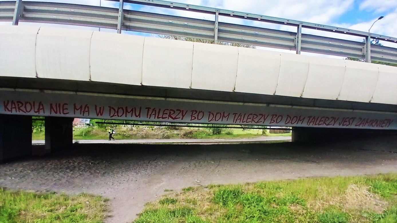 "Kultowy" napis "Karola nie ma w domu talerzy..." powrócił w nowej odsłonie