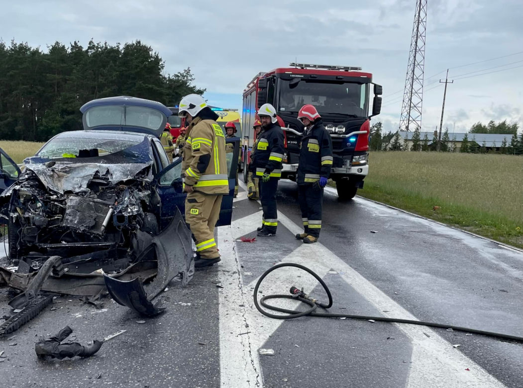 Koszmarny wypadek pod Pułtuskiem. 25-latkę zabrał śmigłowiec. jej peugeot huknął w tira [ZDJĘCIA]