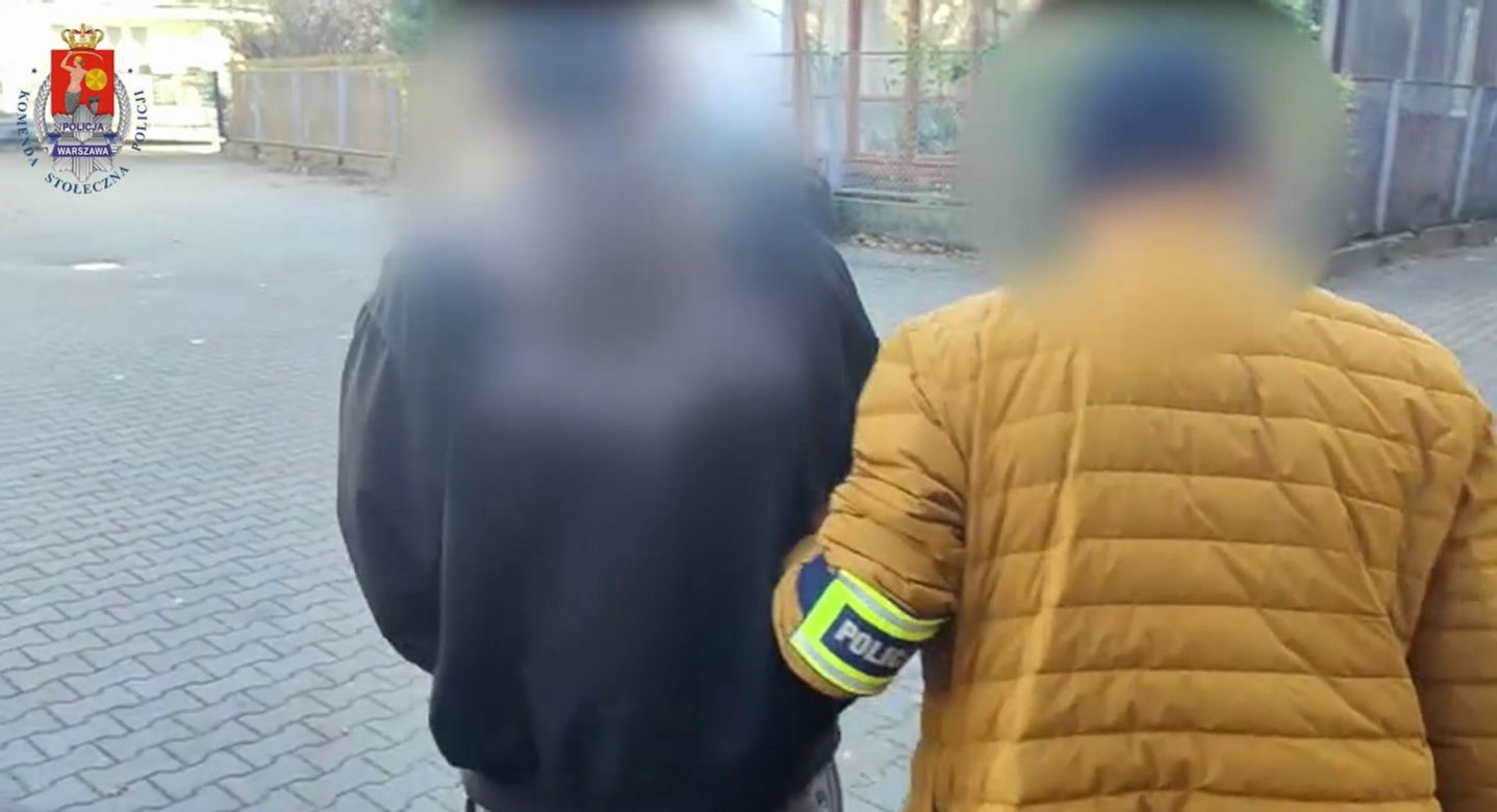  Pościg w centrum Warszawy. 26-latek wjechał w policjanta i wiózł go na masce. Funkcjonariusz ranny, zatrzymany miał narkotyki