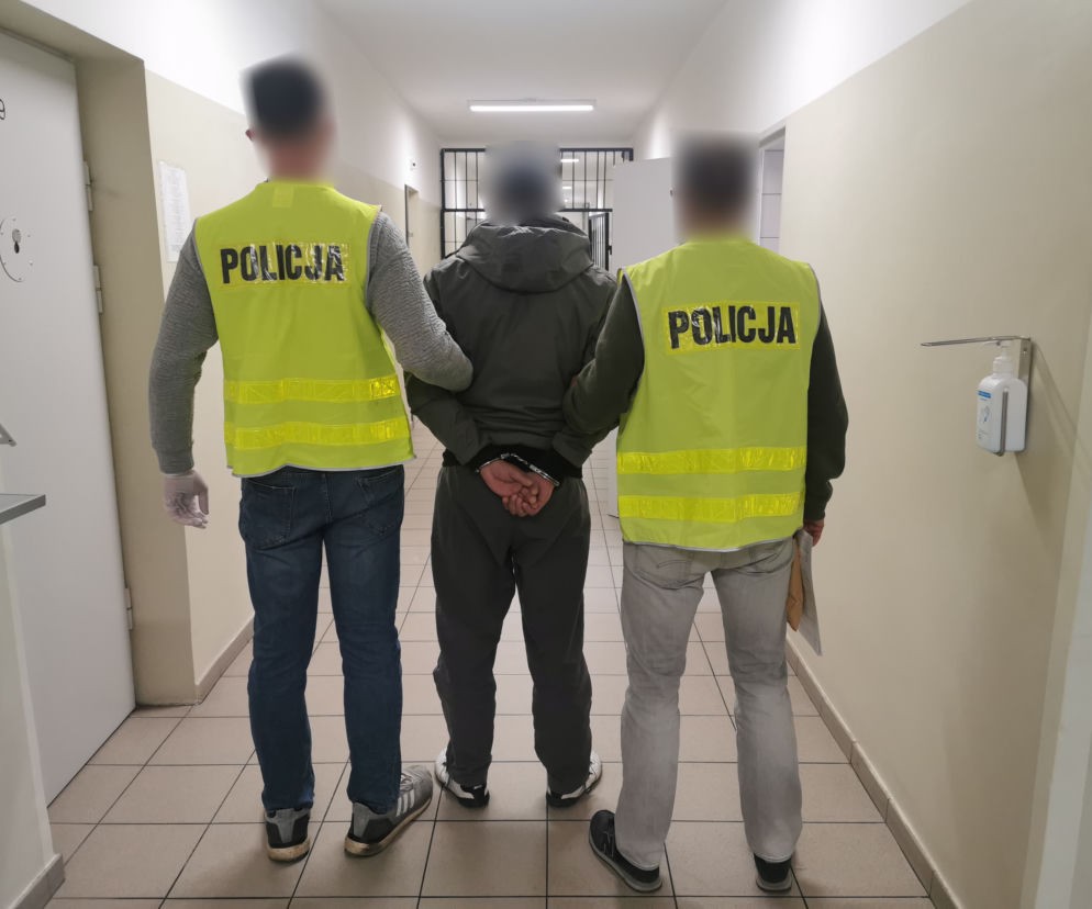 Szarpanina w białostockiej drogerii. Mężczyzna POGRYZŁ ochroniarza do żywej krwi
