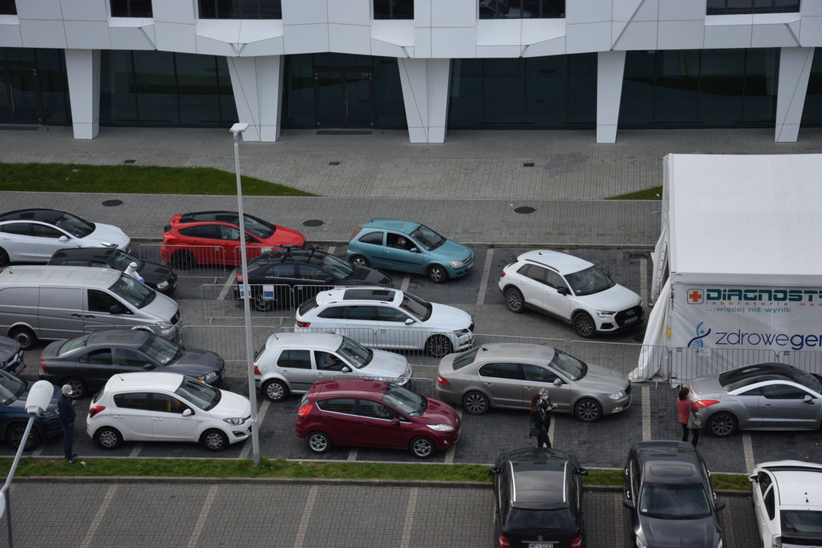 Kolejki na test na COVID-19. Dramat pacjentów 